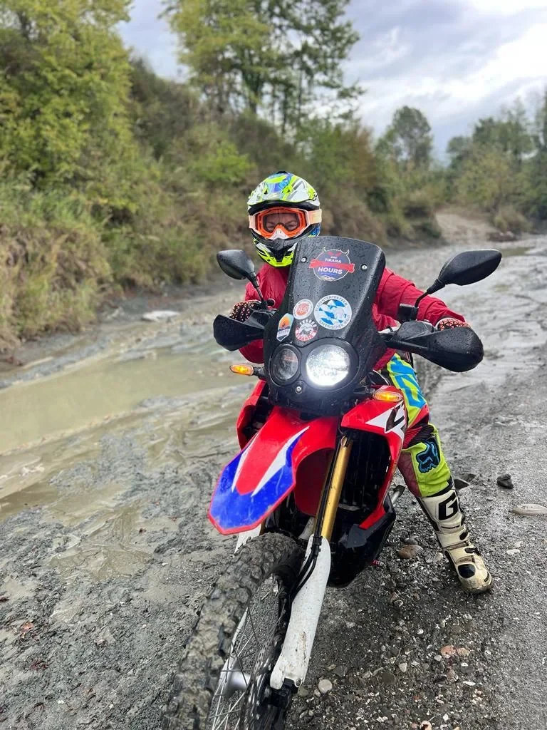 Motocicletta rossa su pista fangosa