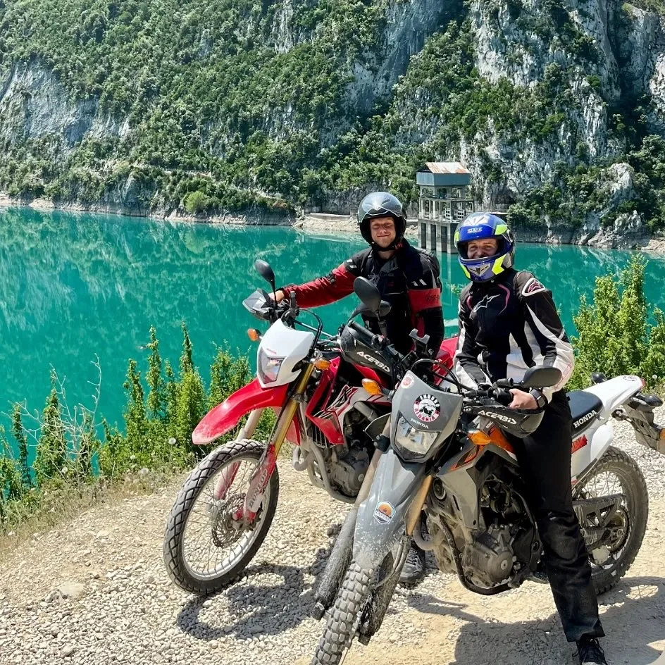 Enduro cavalieri in acqua turchese