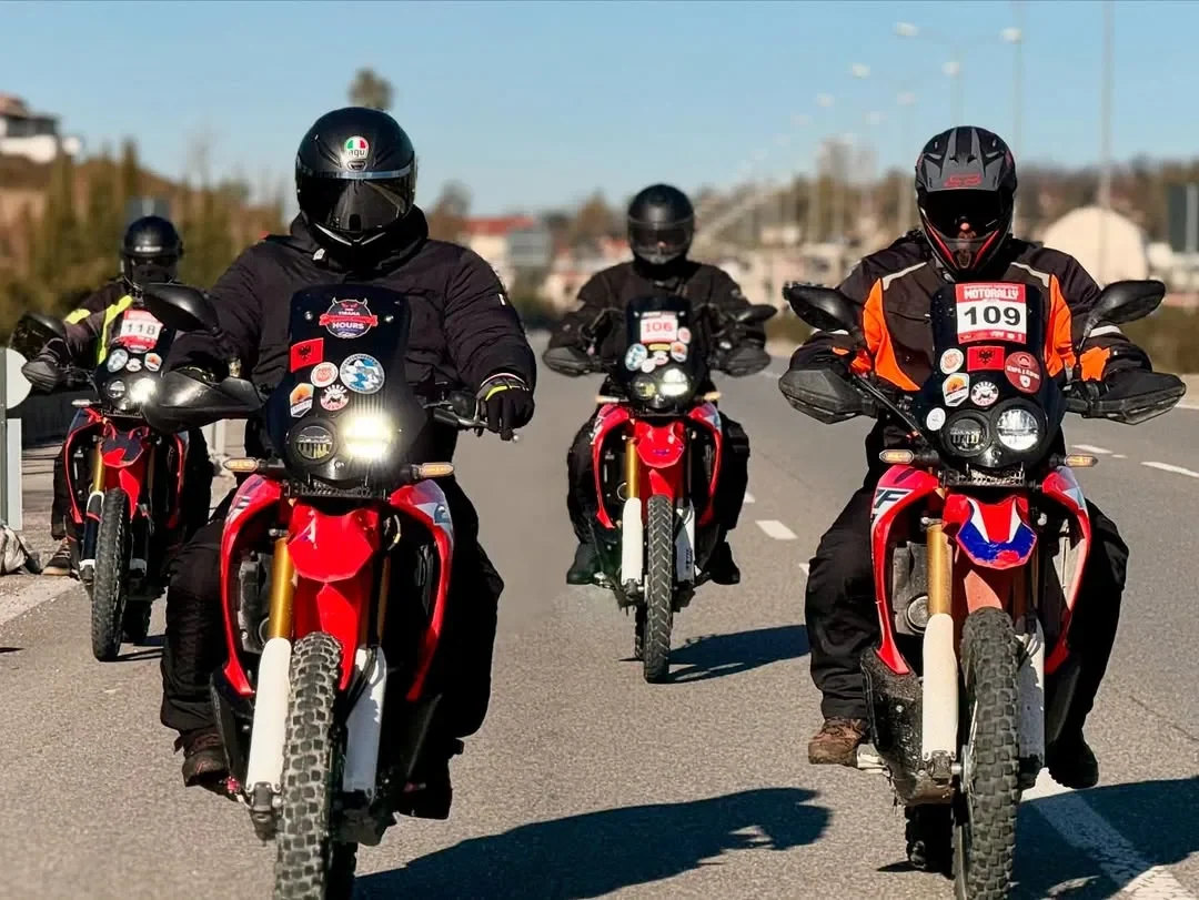 Gruppo di motociclette rosse che cavalcano insieme